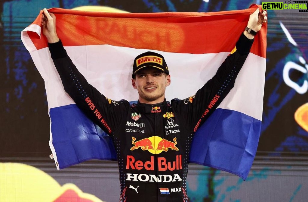 Robin van Persie Instagram - Wow 😱🤯 What an incredible ending of a Formula 1 season to remember forever! Two fantastic teams going all in for the win. A true champion replaced by another true champion. Congrats to @maxverstappen1. You made us proud 🟠🦁