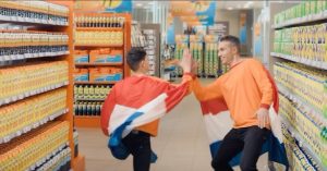 Robin van Persie Instagram - GOALLL 🦁 Who did it better? @shaqueelvanpersie or me 😜? 

Duik nu de @AlbertHeijn in en scoor ook jouw @lipton.nl Heldenshirt. Samen juichen we voor @OnsOranje! Nu met €10 euro korting i.c.m. diverse actieproducten!