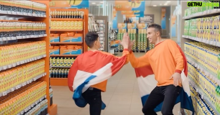 Robin van Persie Instagram - GOALLL 🦁 Who did it better? @shaqueelvanpersie or me 😜? Duik nu de @AlbertHeijn in en scoor ook jouw @lipton.nl Heldenshirt. Samen juichen we voor @OnsOranje! Nu met €10 euro korting i.c.m. diverse actieproducten!