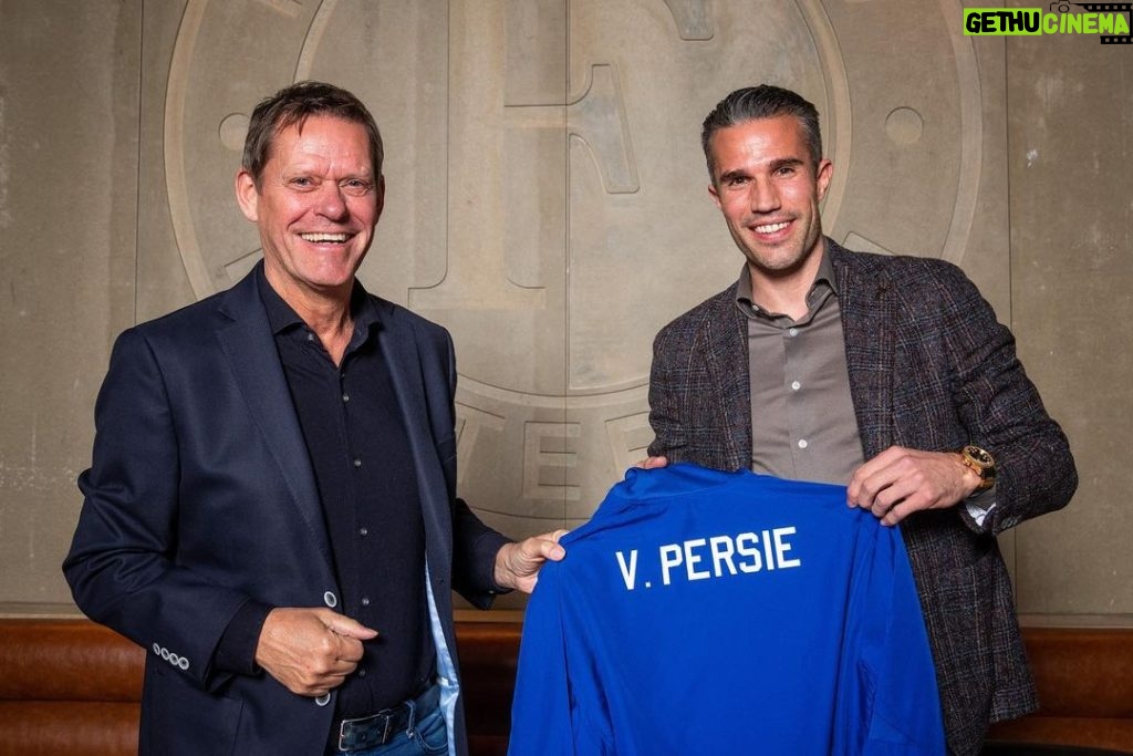 Robin van Persie Instagram - Thrilled to announce I've signed for @feyenoord for the third time in my career, as youth coach for the U16s and as part of the First Team staff ahead of the 21/22 season ✍️ I’m very excited for this opportunity and I can't wait to start this new chapter in my life 💪 Big thanks to @feyenoord and my agents and friends of @segfootball De Kuip