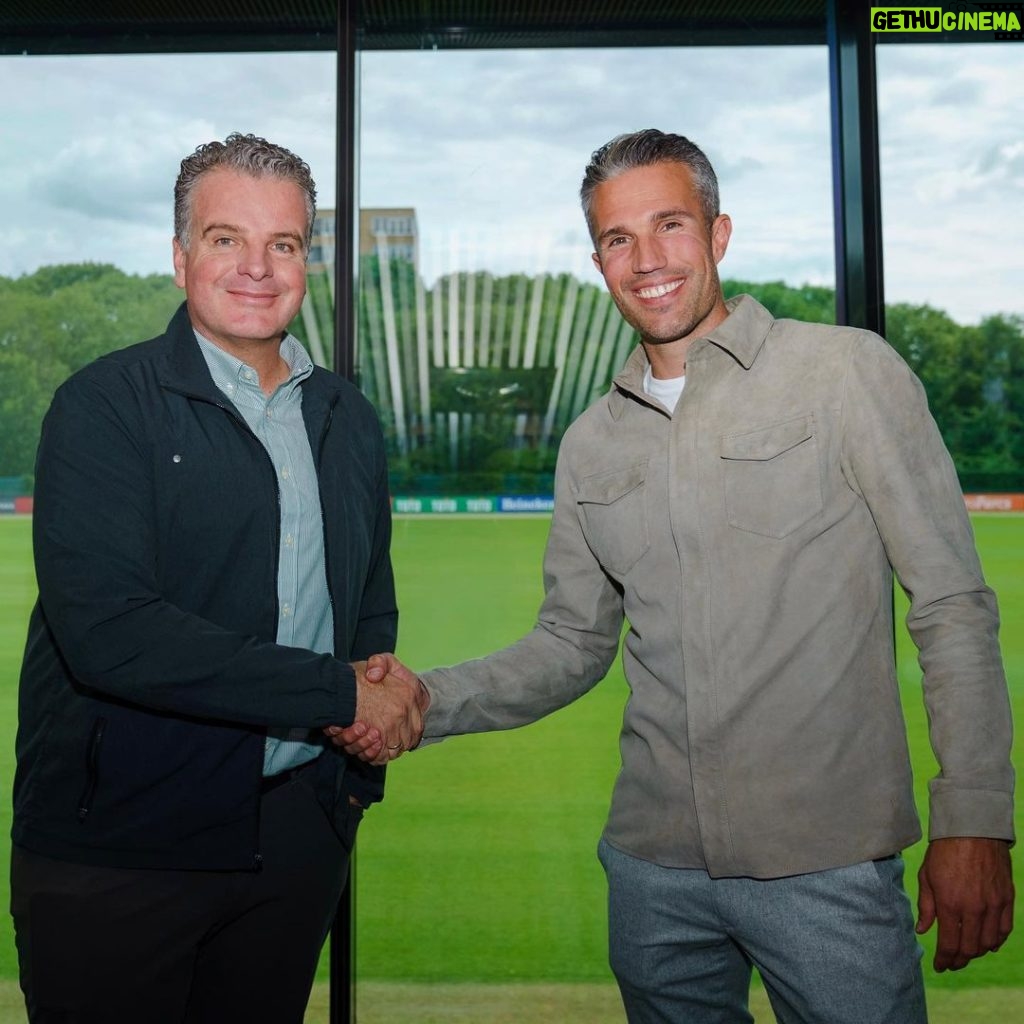 Robin van Persie Instagram - Happy to extend my contract @Feyenoord with another 2 years ✍️ On to the next season 🔥