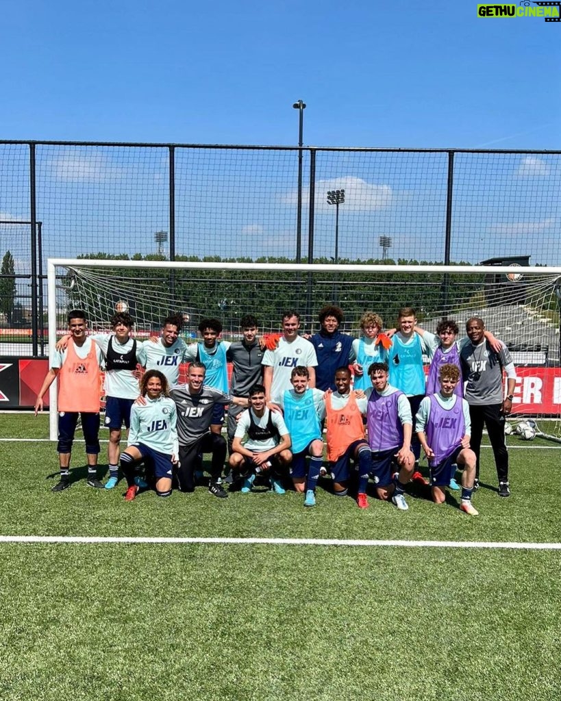 Robin van Persie Instagram - TRANSFER ALERT 🚨😜 It was great to welcome @flemming & @ronnieflex at Varkenoord today to join our training session. Seen some fantastic skills, goals and celebrations 🤣👏 Thanks for coming by guys, it was good fun and the boys loved it 👊 Varkenoord, Feyenoord