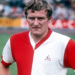 Robin van Persie Instagram – Wij spraken dezelfde taal, de taal van de voetballiefhebber ⚽❤️

Cruijff had een eigen taal, Wim ook. Hij heeft het opgeschreven in schriftjes, die Wim alleen deelde met, in zijn ogen, echte liefhebbers. De laatste keer gaf hij me twintig kantjes mee. Vol met oneindige details over dingen die in zijn ogen cruciaal zijn om de beste te kunnen zijn.
Eigenlijk is zijn filosofie één grote puzzel. Daar probeerde ik als speler mijn voordeel uit te halen en nu als trainer weer.

Wim, ik ben je dankbaar voor onze urenlange gesprekken en de vele wijze lessen.

Rust in vrede 🙏🏻