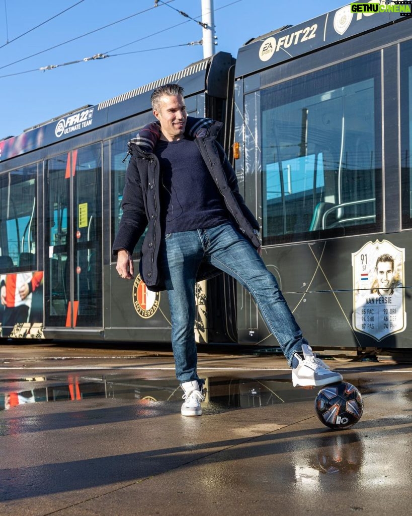Robin van Persie Instagram - Honoured and excited to unveil my very own FUT ICON tram! Thanks to @easportsfifa for this cool gesture 🤩
