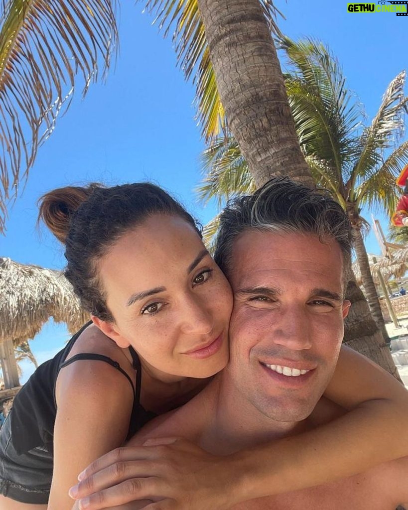 Robin van Persie Instagram - Family time ☀️❤️ Aruba