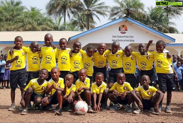 Robin van Persie Instagram - Officially the best school in the region! ❤️ We're so proud of these amazing kids and the staff for the work they do towards their futures day in, day out. Keep chasing your dreams! #SundayFoundation