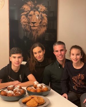 Robin van Persie Instagram - Bye bye 2020.. 🤔🤷🏻‍♂️🙄 So ready for 2021! May the New year bring us more positives, but that’s not so difficult I guess.. 
Wishing you all the best, good health and prosperity for 2021! How difficult it may be sometimes, stay positive and keep chasing your dreams 💫