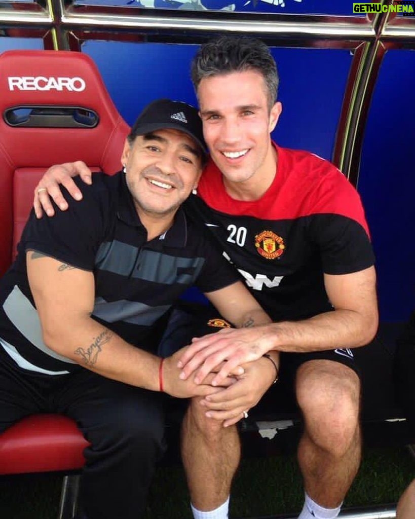 Robin van Persie Instagram - My hero when I grew up.. Feeling thankful I had the opportunity to meet you a few times. An unbelievable player and a real joy to watch. But also an extremely warm and friendly person off the pitch. A true inspiration for myself and many others. Your legacy will live on forever. Rest in Peace Diego ❤️⚽