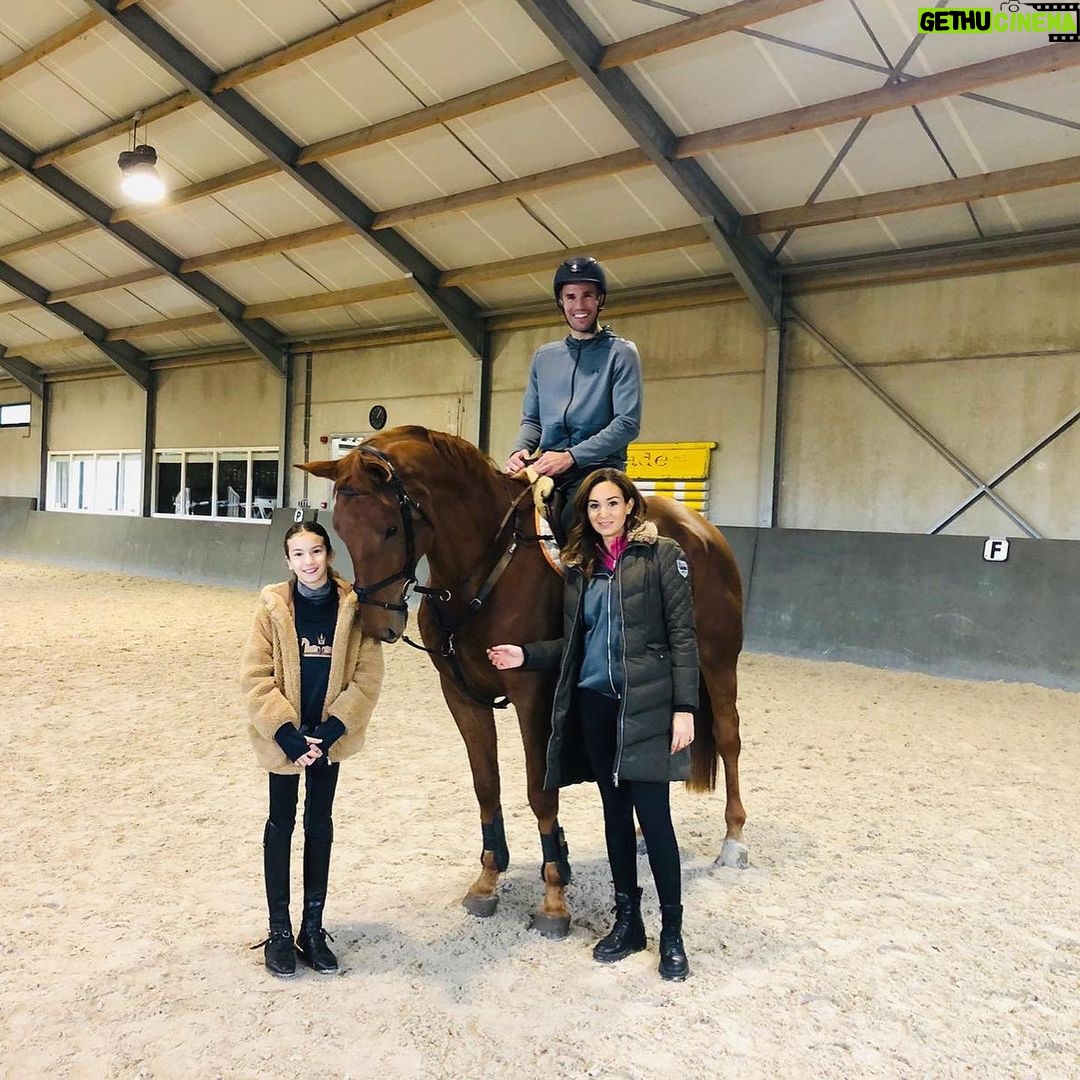 Robin van Persie Instagram - Life begins at the end of your comfort zone 💪 Had a few great days at the stables with the family, thanks for having us @levi_driessen & @maxime_van_der_vlist 😁 Also big thanks for the mental support @bouchravanpersie @vanpersiehorses @shaqueelvanpersie @soleilsportponys 🤣 🎶Oh horsey van Persie oh horsey van Persie 🎶