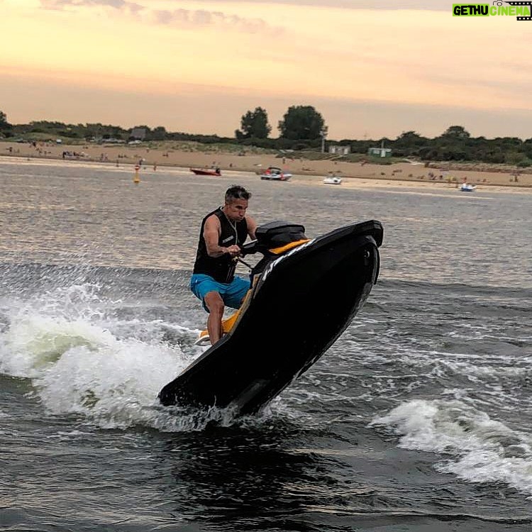 Robin van Persie Instagram - Taking jet skiing to new heights 🚀