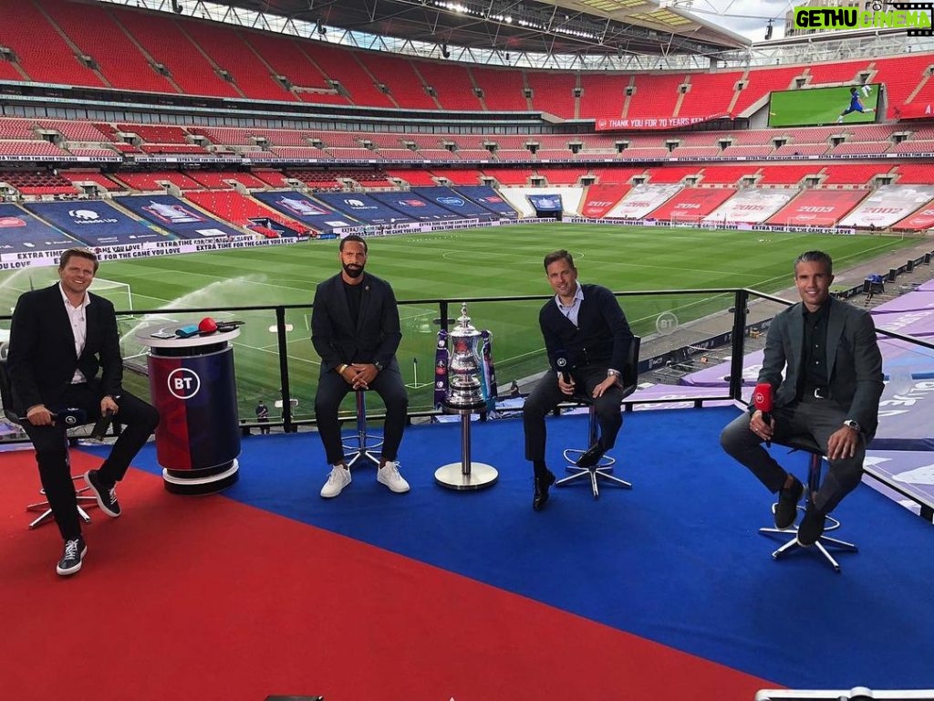 Robin van Persie Instagram - Calm before the storm here at Wembley. Great to be back for @btsport with @rioferdy5 @mrjakehumphrey and @therealjoecole 👌 Very excited for the #FACupFinal tonight (except for Rio 😡🤣) let’s go ⚽️🏆! 👔👌 @worldofoger Wembley Stadium