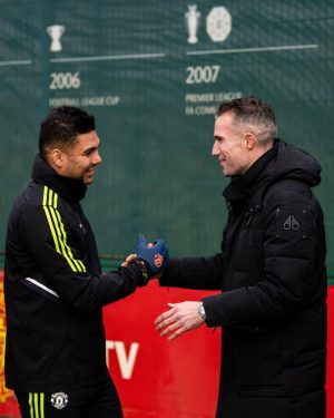 Robin van Persie Instagram - Welcome back to Carrington, @RobinvanPersie 🙌

#MUFC #ManUtd #VanPersie #EuropaLeague
