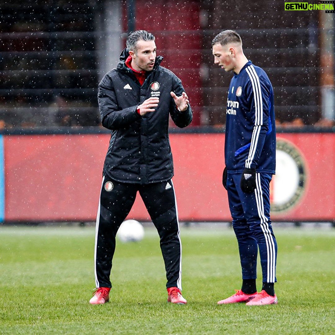Robin van Persie - 186.5K Likes - First day at the office š¼ā½ Good to be back, it was fun @Feyenoord šš»