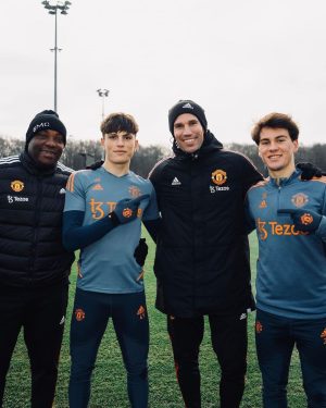 Robin van Persie Instagram - Thanks for the warm welcome @manchesterunited and Erik ten Hag 🤝🔴 

Great time back at Carrington for a trip down memory lane and to learn the ropes from one of the best coaches in modern football 👌⚽