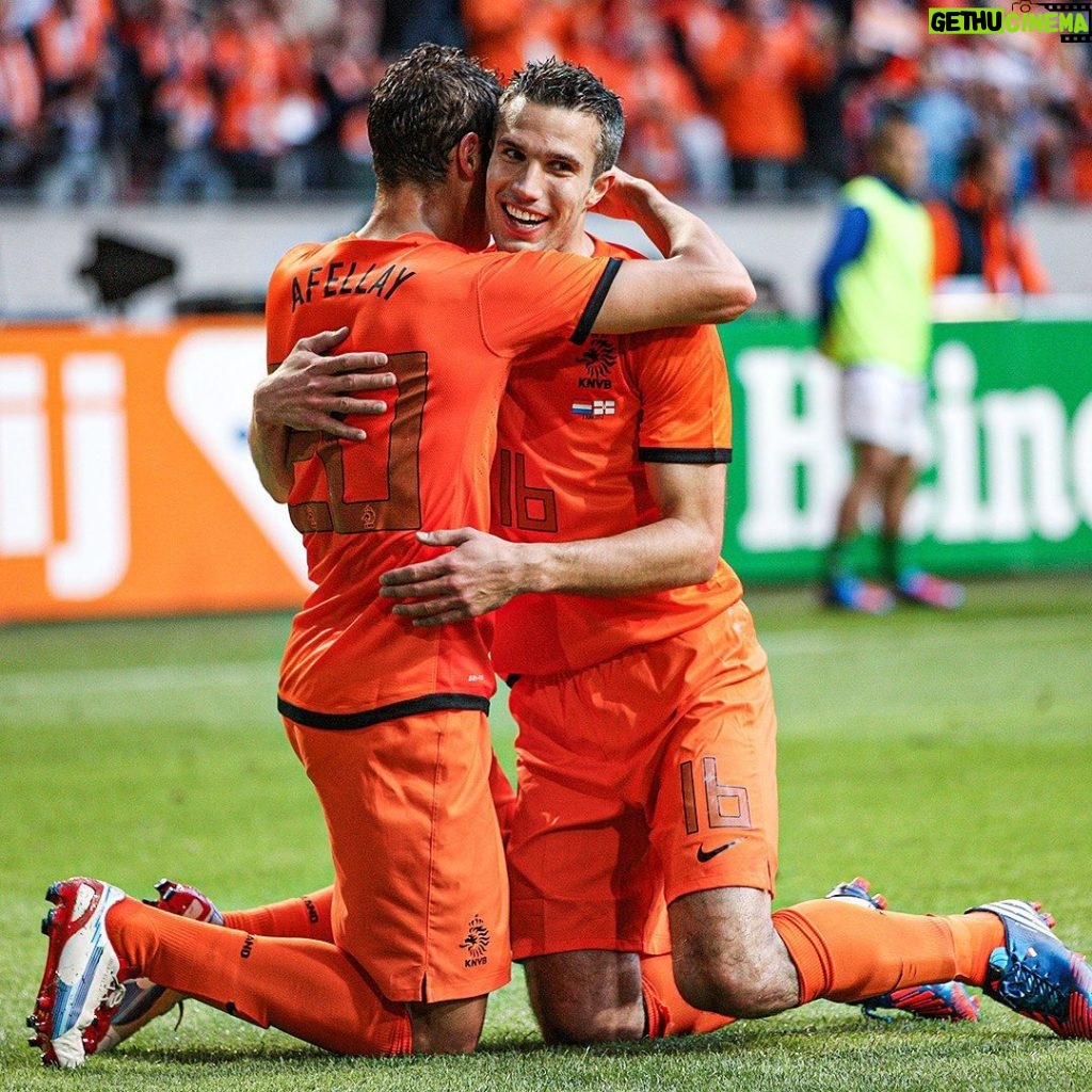 Robin van Persie Instagram - My Day One br⚽! We have shared countless moments, both on and off the pitch, that I’ll never forget. You’re such a great person, always hard-working, honest, respectful and.. what a player 😍🔥 You became much more than a colleague for me.. you are family ❤️! I’m wishing you all the best for your next stage in life, I’m sure you will follow your passion and find your way 👊
