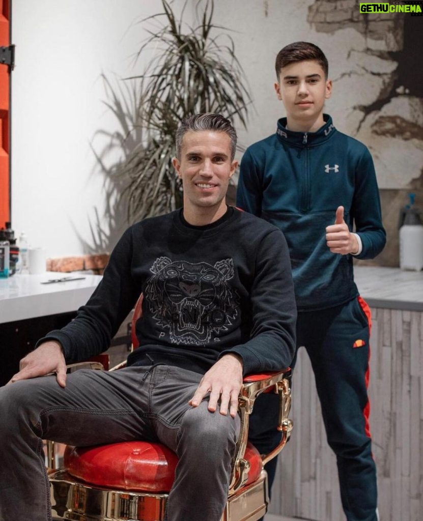 Robin van Persie Instagram - Honoured to get my very own RVP corner at the best barbershop in town ✂️🤩 Big shoutout to @meffcmc70 & @barber_ori! Fantastic guys and great professionals 👊 Rotterdam, Netherlands