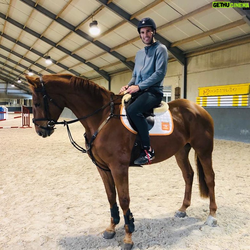 Robin van Persie Instagram - Life begins at the end of your comfort zone 💪 Had a few great days at the stables with the family, thanks for having us @levi_driessen & @maxime_van_der_vlist 😁 Also big thanks for the mental support @bouchravanpersie @vanpersiehorses @shaqueelvanpersie @soleilsportponys 🤣 🎶Oh horsey van Persie oh horsey van Persie 🎶