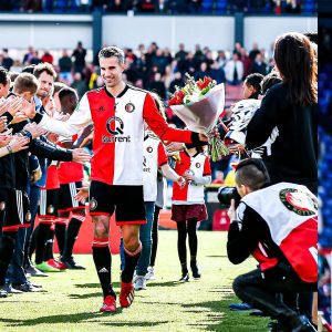 Robin van Persie Instagram - Wow.. time flies when you're having fun! Can't believe it's been a year since my last professional match and what a special day it was 🤩  I've been able to spend more time with family, friends and enjoy some other sports 🏓🎯🚴🏻‍♂️🏋🏻⛳️⛷😍 Hopefully we can all enjoy the beautiful game again together soon ❤️⚽