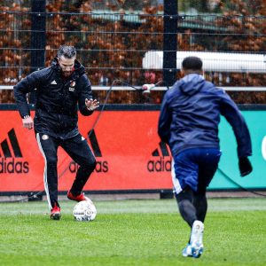 Robin van Persie Instagram - First day at the office 💼⚽ Good to be back, it was fun @Feyenoord 👊🏻