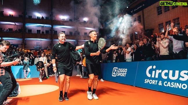 Robin van Persie Instagram - Had a great weekend playing one of my favourite sports with some fantastic company! Thanks for having us @wptamsterdamopen 👏 📸 @alyssavanheyst 👕@byvp.official