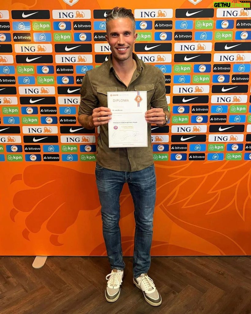 Robin van Persie Instagram - Proud and excited to have graduated for the Trainer Coach UEFA A course 💪 Compliments to @officialknvb for the challenging, but great and professional academy! The only way to achieve your goals is to love what you do ♥️⚽️