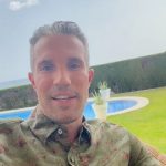 Robin van Persie Instagram - 𝗪𝗵𝗮𝘁 𝗮 𝗰𝗮𝗿𝗲𝗲𝗿, 𝘄𝗵𝗮𝘁 𝗮 𝗽𝗹𝗮𝘆𝗲𝗿 👏 It was a joy to have played alongside you during your first steps in professional football. Always a step ahead the rest and a fantastic person as well! Congrats on an amazing career and I wish you all the best with your next chapter as a manager @cescf4bregas 👊