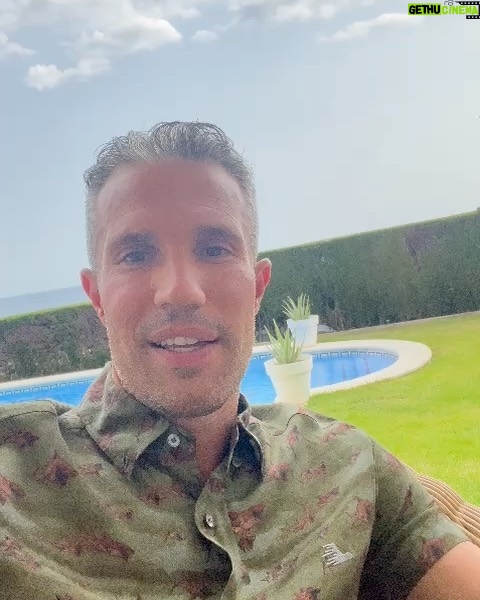 Robin van Persie - 453.5K Likes - 𝗪𝗵𝗮𝘁 𝗮 𝗰𝗮𝗿𝗲𝗲𝗿, 𝘄𝗵𝗮𝘁 𝗮 𝗽𝗹𝗮𝘆𝗲𝗿 👏
It was a joy to have played alongside you during your first steps in professional football.
Always a step ahead the rest and a fantastic person as well!
Congrats on an amazing career and I wish you all the best with your next chapter as a manager @cescf4bregas 👊