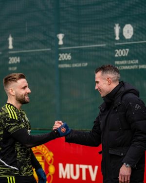 Robin van Persie Instagram - Welcome back to Carrington, @RobinvanPersie 🙌

#MUFC #ManUtd #VanPersie #EuropaLeague