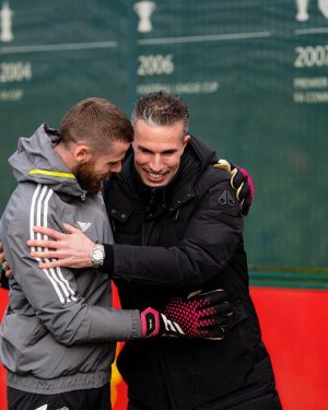 Robin van Persie Instagram - Welcome back to Carrington, @RobinvanPersie 🙌

#MUFC #ManUtd #VanPersie #EuropaLeague