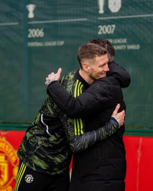 Robin van Persie Instagram - Welcome back to Carrington, @RobinvanPersie 🙌

#MUFC #ManUtd #VanPersie #EuropaLeague