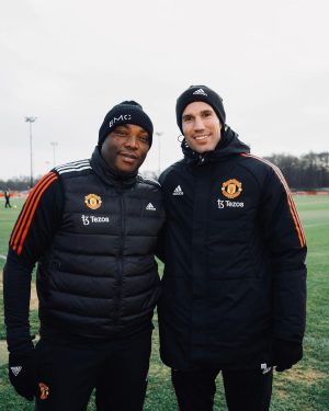 Robin van Persie Instagram - Thanks for the warm welcome @manchesterunited and Erik ten Hag 🤝🔴 

Great time back at Carrington for a trip down memory lane and to learn the ropes from one of the best coaches in modern football 👌⚽