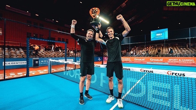 Robin van Persie Instagram - Had a great weekend playing one of my favourite sports with some fantastic company! Thanks for having us @wptamsterdamopen 👏 📸 @alyssavanheyst 👕@byvp.official