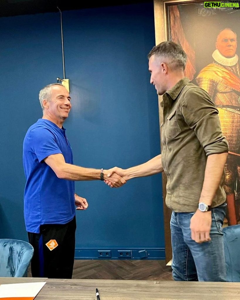 Robin van Persie Instagram - Proud and excited to have graduated for the Trainer Coach UEFA A course 💪 Compliments to @officialknvb for the challenging, but great and professional academy! The only way to achieve your goals is to love what you do ♥️⚽️
