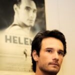 Rodrigo Santoro Instagram – Trabalhei com o Zé Henrique Fonseca em “Heleno”. Desde lá, procurávamos um projeto pra voltarmos a trabalhar juntos. Nos reencontramos em “Bom Dia, Verônica”.
Eu cheguei na terceira temporada, mas o Zé e uma baita equipe estão traduzindo essa história para as telas há anos. Fiquei muito feliz com a oportunidade de trabalharmos juntos mais uma vez – com alguns intervalos pra descontração, como registrado no vídeo :)
#BomDiaVerônica está disponível na @netflixbrasil ❤️
#Tbt