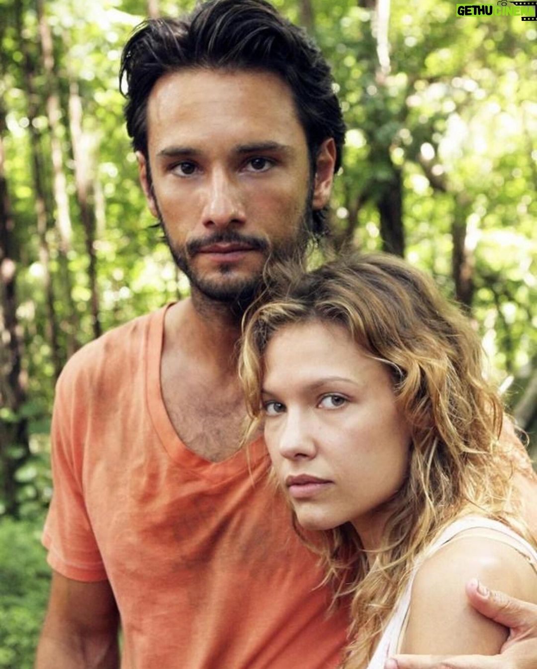 Rodrigo Santoro Instagram - Em 2023, #Lost e #LoveActually continuaram ganhando o mundo e figurando nos rankings mundiais. A todos vocês que assistem, comentam e compartilham suas opiniões, muito obrigado🌻 (A última foto não está muito nítida mas vale pela lembrança❤️) #Tbt