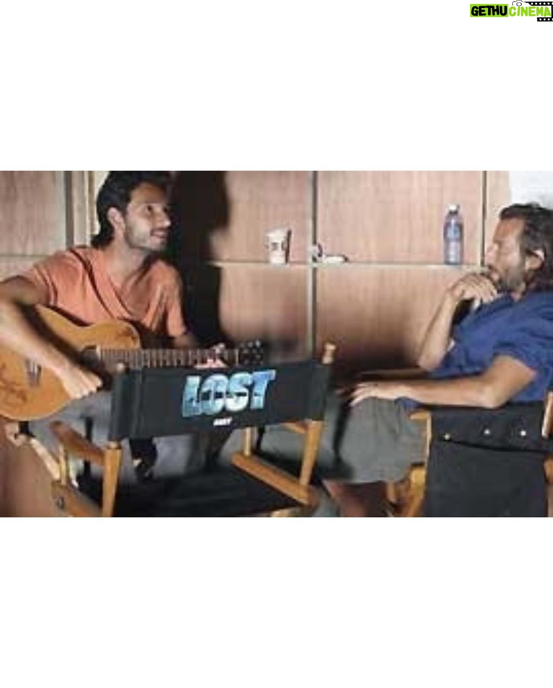 Rodrigo Santoro Instagram - Em 2023, #Lost e #LoveActually continuaram ganhando o mundo e figurando nos rankings mundiais. A todos vocês que assistem, comentam e compartilham suas opiniões, muito obrigado🌻 (A última foto não está muito nítida mas vale pela lembrança❤️) #Tbt