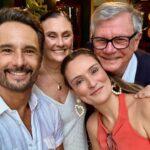 Rodrigo Santoro Instagram - 50 anos de casados 🌻 “O amor é paciente, o amor é bondoso. Não inveja, não se vangloria, não se orgulha. Não maltrata, não procura os próprios interesses, não se ira, não guarda rancor. O amor não se alegra com a injustiça, mas se alegra com a verdade. Tudo sofre, tudo crê, tudo espera, tudo suporta”. Que sorte ser fruto desse Amor❤️