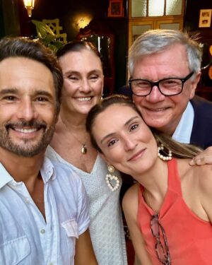 Rodrigo Santoro Instagram - 50 anos de casados 🌻

“O amor é paciente, o amor é bondoso. Não inveja, não se vangloria, não se orgulha. Não maltrata, não procura os próprios interesses, não se ira, não guarda rancor. O amor não se alegra com a injustiça, mas se alegra com a verdade. Tudo sofre, tudo crê, tudo espera, tudo suporta”. 

Que sorte ser fruto desse Amor❤️