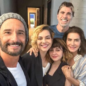 Rodrigo Santoro Instagram - Jerônimo é daqueles personagens difíceis de dar vida. Foi uma experiência bem intensa. Mas quando podemos contar com pessoas incríveis trabalhando ao nosso lado o processo fica mais rico e a gente se dedica juntos pra entregar o melhor possível de uma história. Esse é o trabalho do artista.
Me trouxe tranquilidade, também, o fato de ser um personagem rodeado de cavalos: é um ambiente onde me sinto em casa. 
Estou feliz com o que fizemos juntos nesse trabalho e espero que vocês gostem da caçada final de #BomDiaVerônica. Que essa trama também sirva de alerta para as diversas faces da violência contra a mulher na sociedade. Afinal, a Arte é reflexão que gera ação. 
#Jerônimo 🐎