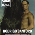 Rodrigo Santoro Instagram – Um dos maiores astros brasileiros em Hollywood, o fluminense @rodrigosantoro, 48, despontou em novelas e séries globais e, depois, deslanchou com uma carreira internacional. Estrelou trabalhos como 𝑆𝑖𝑚𝑝𝑙𝑒𝑠𝑚𝑒𝑛𝑡𝑒 𝐴𝑚𝑜𝑟 e 300, além de séries do naipe de 𝐿𝑜𝑠𝑡, 𝑊𝑒𝑠𝑡𝑤𝑜𝑟𝑙𝑑 e, a mais recente, 𝑊𝑜𝑙𝑓 𝑃𝑎𝑐𝑘. Agora, tornou-se o vilão da última temporada de 𝐵𝑜𝑚 𝐷𝑖𝑎, 𝑉𝑒𝑟ô𝑛𝑖𝑐𝑎, da @netflixbrasil.
Em entrevista para a GQ Brasil, o ator fala sobre a paixão pelos esportes, o gosto pela poesia e o horror à zona de conforto. Cola em gq.globo.com
Fotografia: @gustavozylbersztajn
Texto: @carolmudjo
Styling: @rafaellazzini
Beauty: @patrickpontes
Direção Criativa: @ap.work
Segunda câmera de fotografia: @luismoraisfoto
Assistente de foto: @ander_sb77
Assistente de foto: @bruto_1994
Tratamento de imagem: @doctorraw_retouching