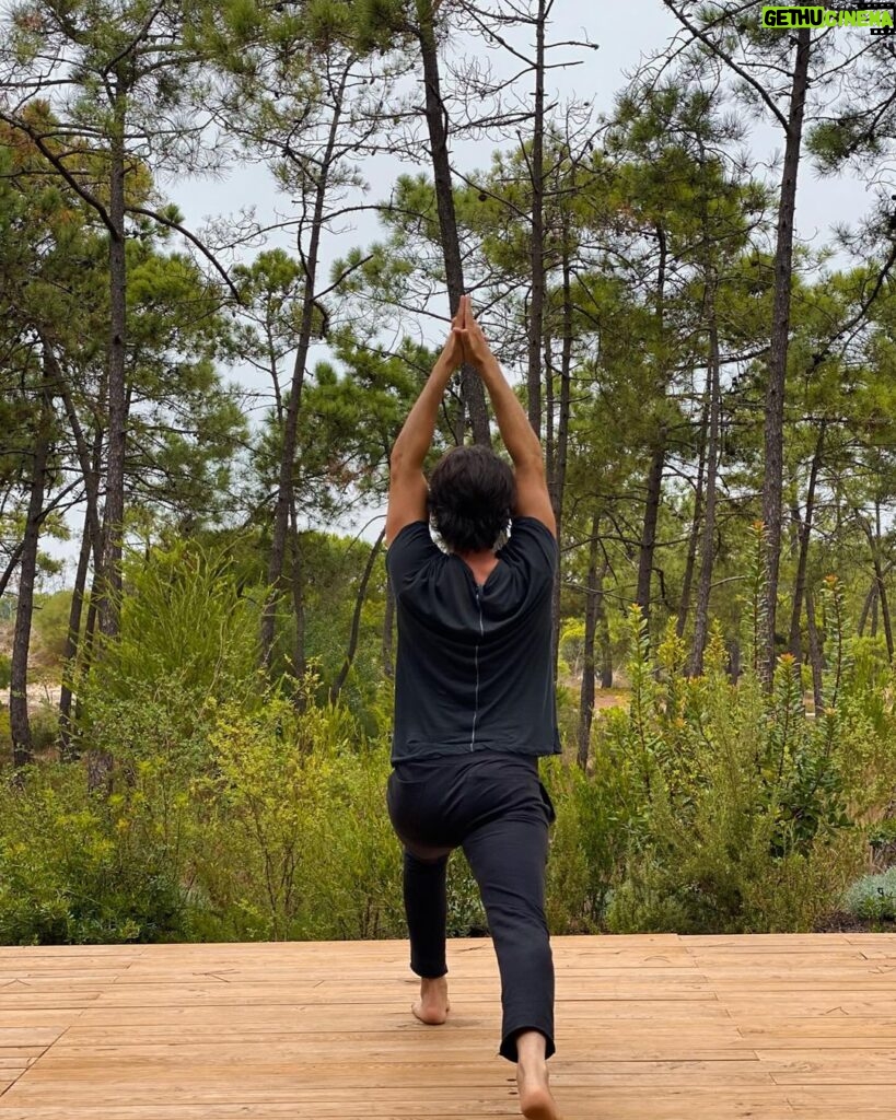 Rodrigo Santoro Instagram - “A vida é assim: esquenta e esfria, aperta e daí afrouxa, sossega e depois desinquieta. O que ela quer da gente é Coragem“. Não tem fórmula, mas pra mim é importante trabalhar a flexibilidade do corpo e da mente. A yoga é um aprendizado diário. Continuo me procurando e, na medida do possível, me fortalecendo♻️ #SetembroAmarelo