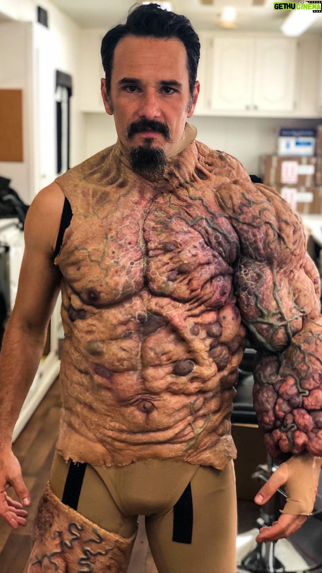 Rodrigo Santoro Instagram - Há 3 anos, #ProjectPower fazia sua estreia na @netflix. A caracterização de Biggie demandava tempo e muita atenção aos detalhes. Eu me lembro que, na mesma época, estava filmando #Reprisal e a rotina ficou ainda mais corrida, mas o resultado ficou muito bacana. Quem já assistiu? #Tbt @netflixbrasil @netflixfilm