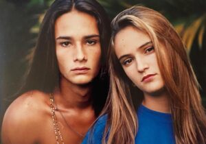 Rodrigo Santoro Instagram - Eu e Flavia nascemos em um 22 de agosto. Ela veio ao mundo no mesmo dia, 3 anos depois. Minha mãe diz que aconteceu assim. Eu já acho que ela quis economizar na festa de aniversário :) Mas é curioso celebrar nosso dia juntos. Não me lembro quando fizemos essa foto mas tem bastante tempo. Não me lembro também exatamente de todas as nossas festas de aniversário, como foram, mas desde que ela chegou, nunca mais celebrei sozinho. E, até hoje, comemoramos o nosso dia e a nossa parceria pela vida juntos - mesmo quando estamos longe um do outro. Feliz aniversário, te amo❤️
