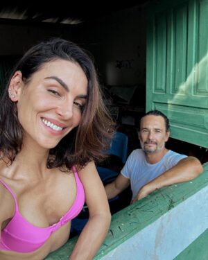 Rodrigo Santoro Instagram - Nem mil imagens traduziriam essa expedição na Amazônia. É preciso estar aqui pra ouvir os sons da natureza, compreender os seus caminhos e a sua forma de vida. Muitas raízes e histórias pra contar. Passar esses dias aprendendo em um dos nossos maiores patrimônios foi muito significativo.