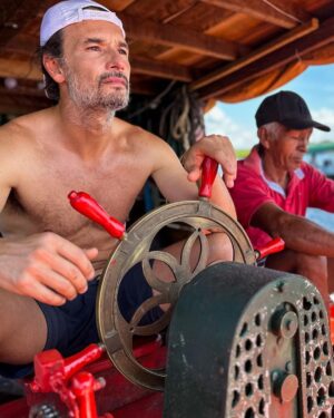 Rodrigo Santoro Instagram - Nos últimos dias estive mergulhado no “Outro lado do céu”, novo filme de @gabrielmascaro. Além de ser um diretor que eu admiro e com quem sempre quis trabalhar, o convite pra mergulhar nesse Brasil da Amazônia, do Rio Negro, do coração da floresta foi um verdadeiro presente. Cadu, minha personagem, me permitiu viver isso. O lugar aqui é maior do que tudo e, absolutamente imerso, tive a sensação de que isso potencializou o nosso trabalho, a nossa entrega.
Espero que vocês gostem🌳