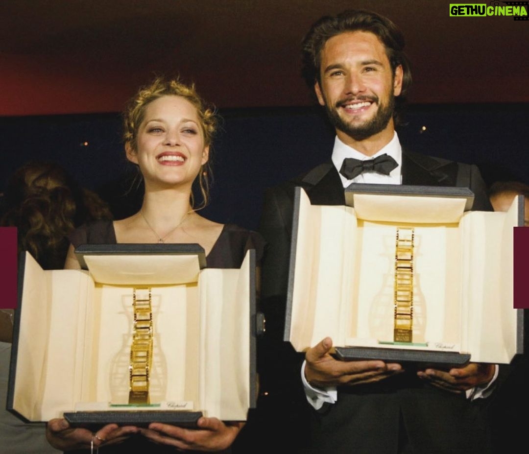 Rodrigo Santoro Instagram - A primeira vez que estive no festival de Cannes foi com o filme Carandiru e tive a honra de receber o troféu Chopard ao lado de @marioncotillard. Foi um dia memorável. O cinema brasileiro é, sem dúvidas, um dos nossos maiores patrimônios❤️ #Tbt