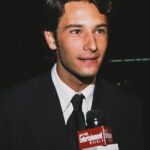 Rodrigo Santoro Instagram - Aproveito a semana em que o #CinemaBrasileiro faz 125 anos pra compartilhar com vocês essa lembrança do lançamento de Abril Despedaçado na Suíça, ao lado do diretor Walter Salles. Viva a nossa cultura, viva o nosso cinema🌻 #Tbt