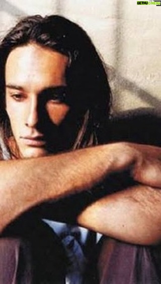 Rodrigo Santoro Instagram - #BichoDe7Cabeças: mais de 20 anos de um dos trabalhos mais significativos da minha carreira. Penso que é um filme que ganhou muita estrada não só pela riqueza da sua história, verdadeira, mas também por permitir o debate sobre questões de saúde pública. É pra isso, também, a Arte. Hoje, dia da #LutaAntimanicomial, é uma ocasião oportuna pra esse #tbt Obrigado, @bodanzky e @luizbolognesi66, por confiarem em mim - eu era tão jovem àquela altura❤️