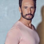 Rodrigo Santoro Instagram – Conversei com a @schonmagazine sobre a inquietude que me move ao definir novos projetos, sobre #WolfPack e sobre a vida. O link pro papo todo está nos stories pra vocês🌻