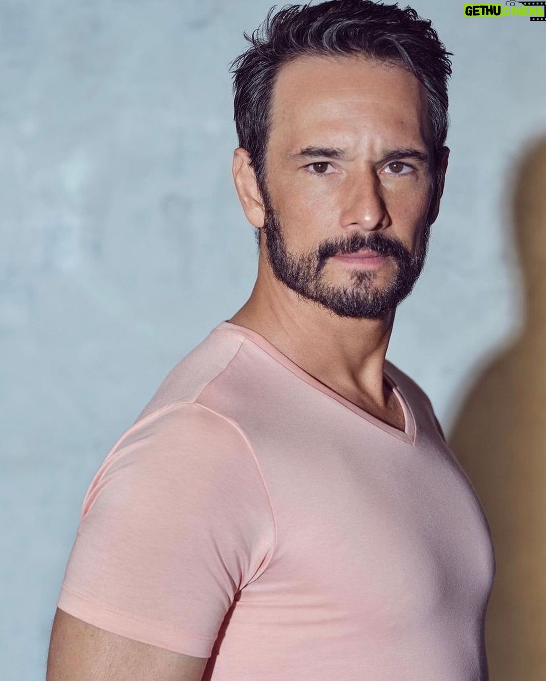 Rodrigo Santoro Instagram - Conversei com a @schonmagazine sobre a inquietude que me move ao definir novos projetos, sobre #WolfPack e sobre a vida. O link pro papo todo está nos stories pra vocês🌻